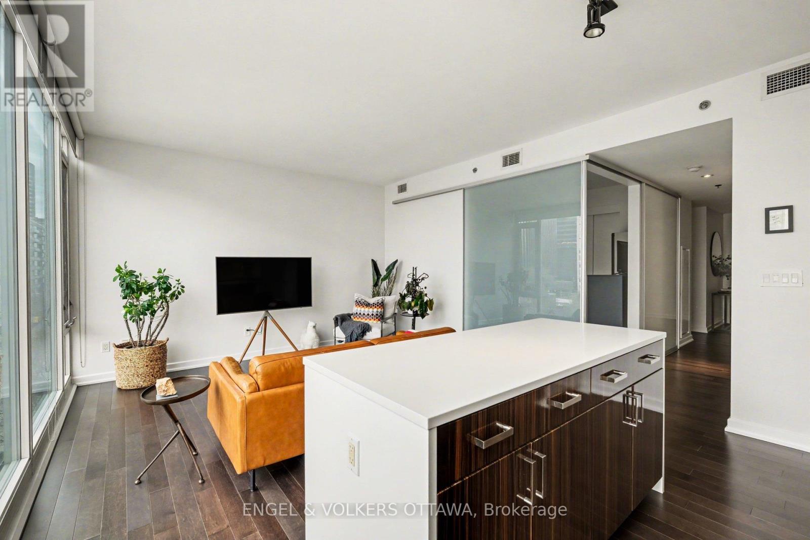 #513 300 LISGAR STREET - 13