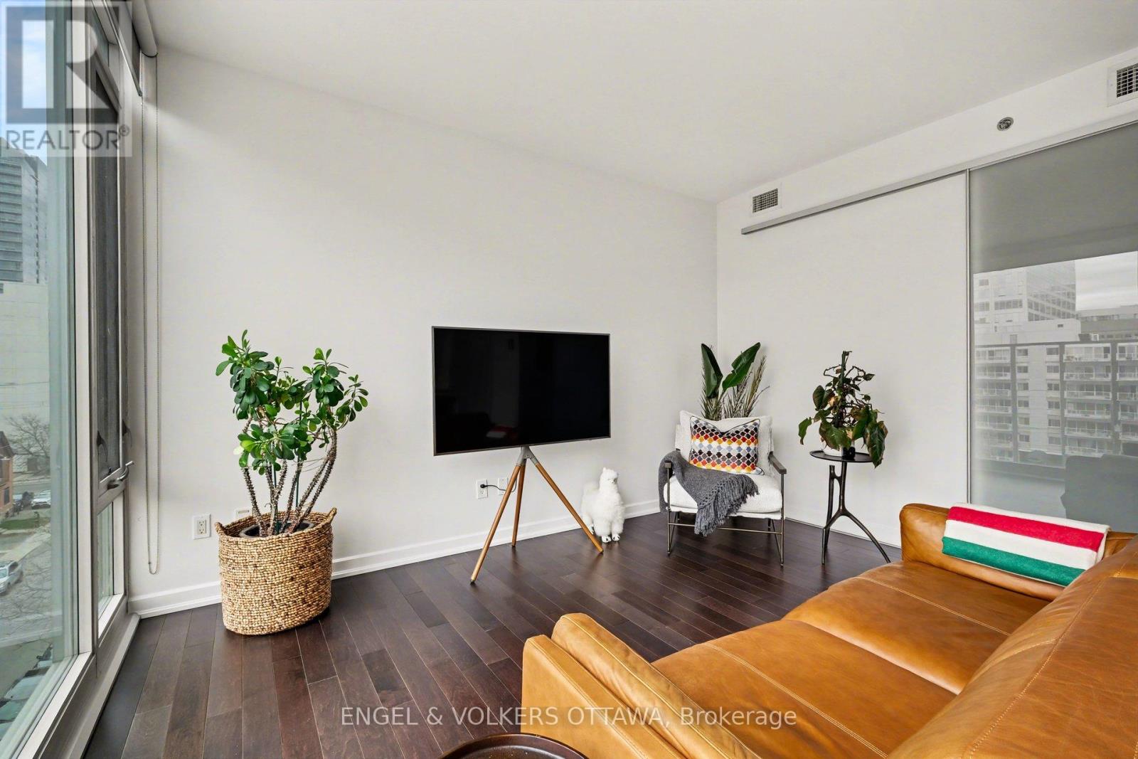 #513 300 LISGAR STREET - 8