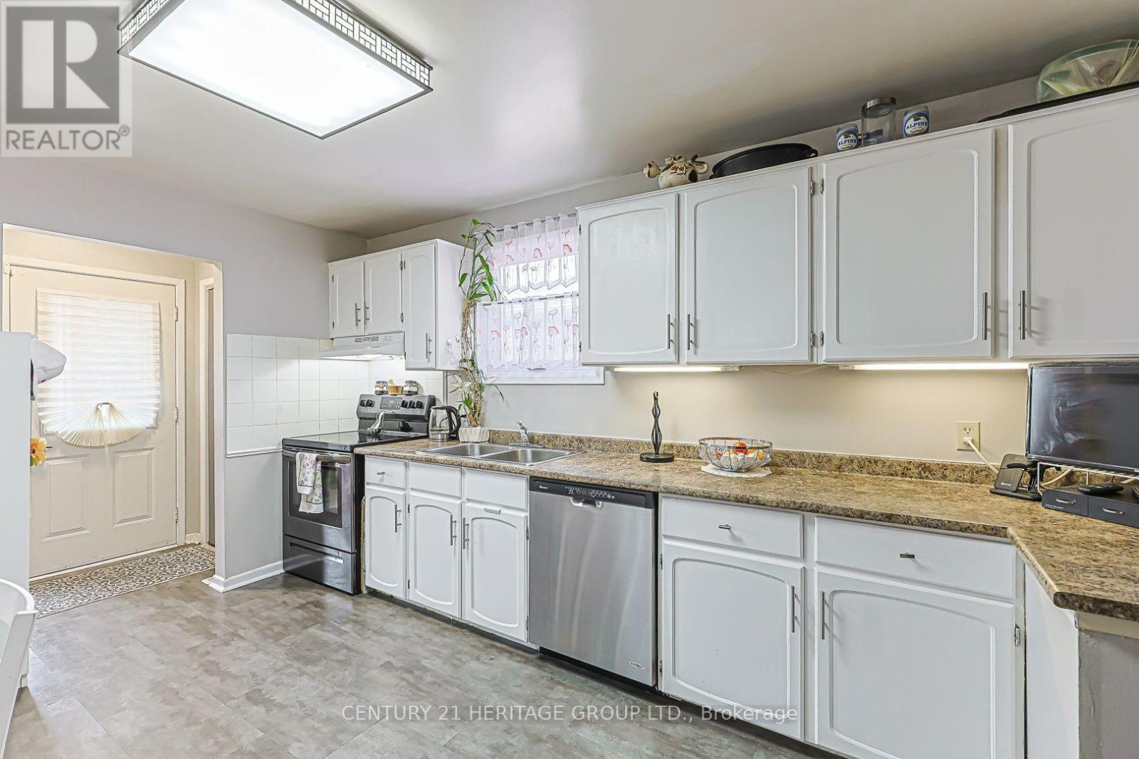 78 ZIMA CRESCENT - 18