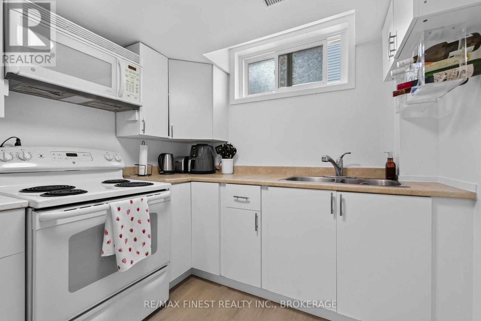 376 MELANIE AVENUE - 32