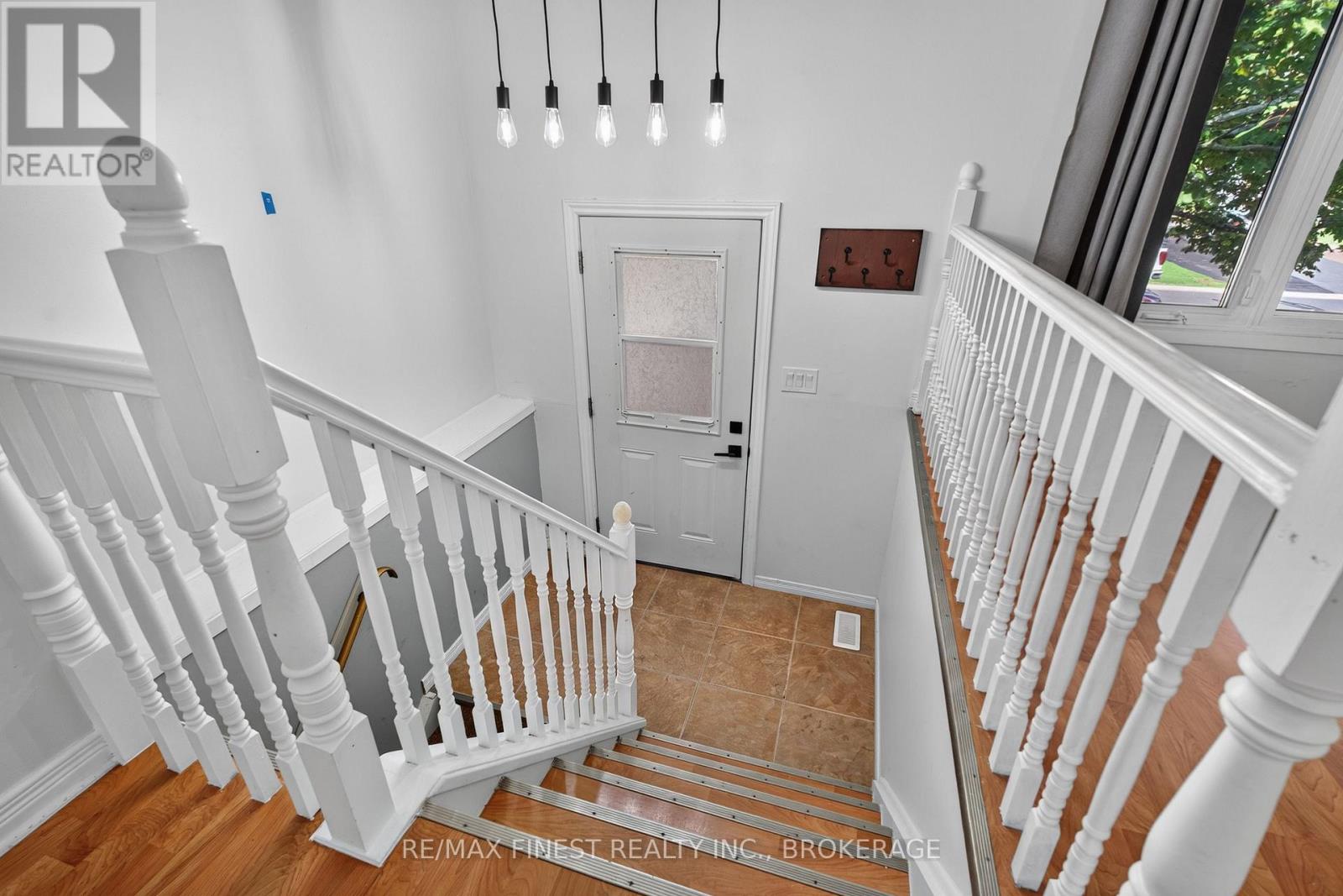 376 MELANIE AVENUE - 4