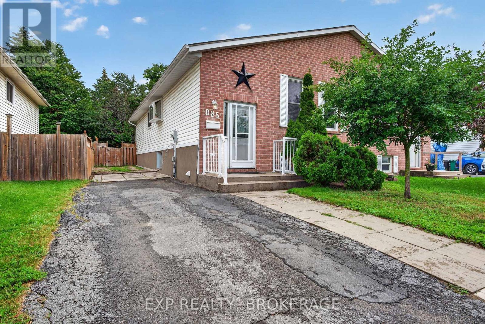 885 LARCHWOOD CRESCENT - 1