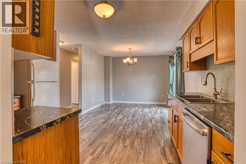 718 EDGAR Street W - 11