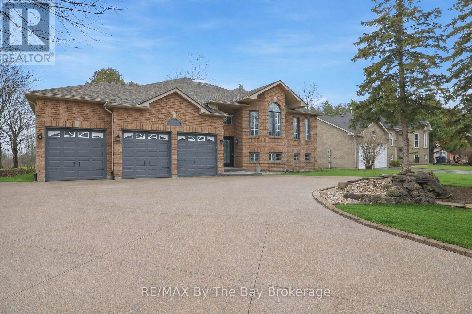 70 FAIRWAY CRESCENT - 1