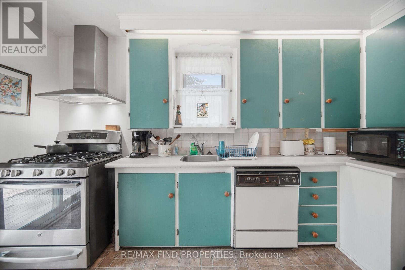 36 PINEGROVE AVENUE - 14