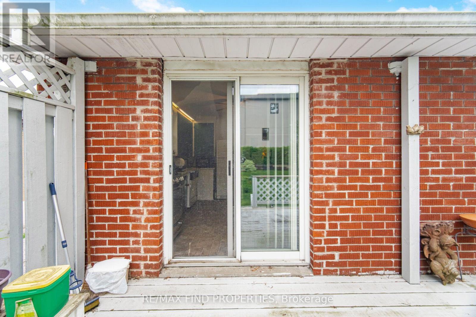 36 PINEGROVE AVENUE - 28