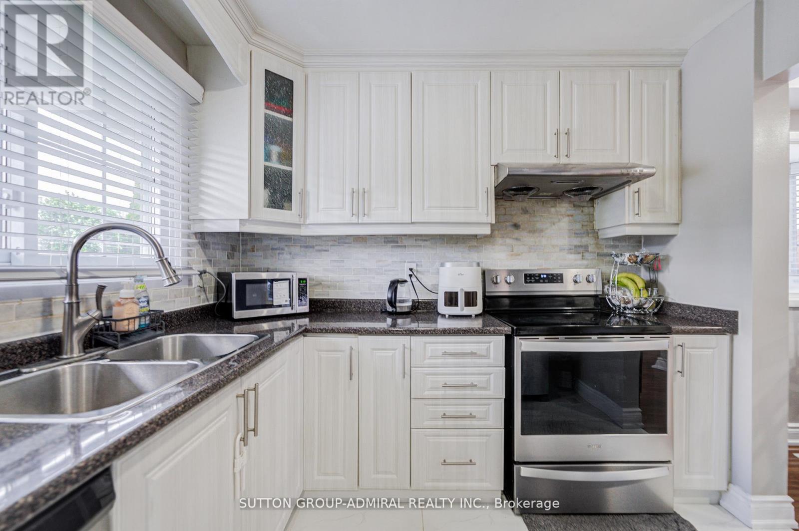 4 HILDA COURT - 16