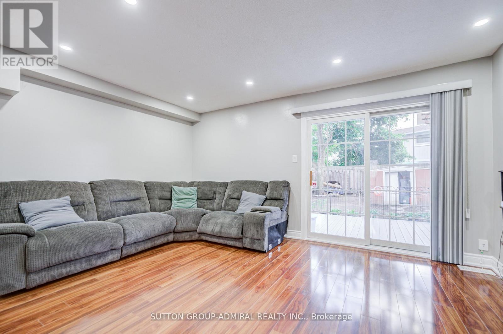 4 HILDA COURT - 18