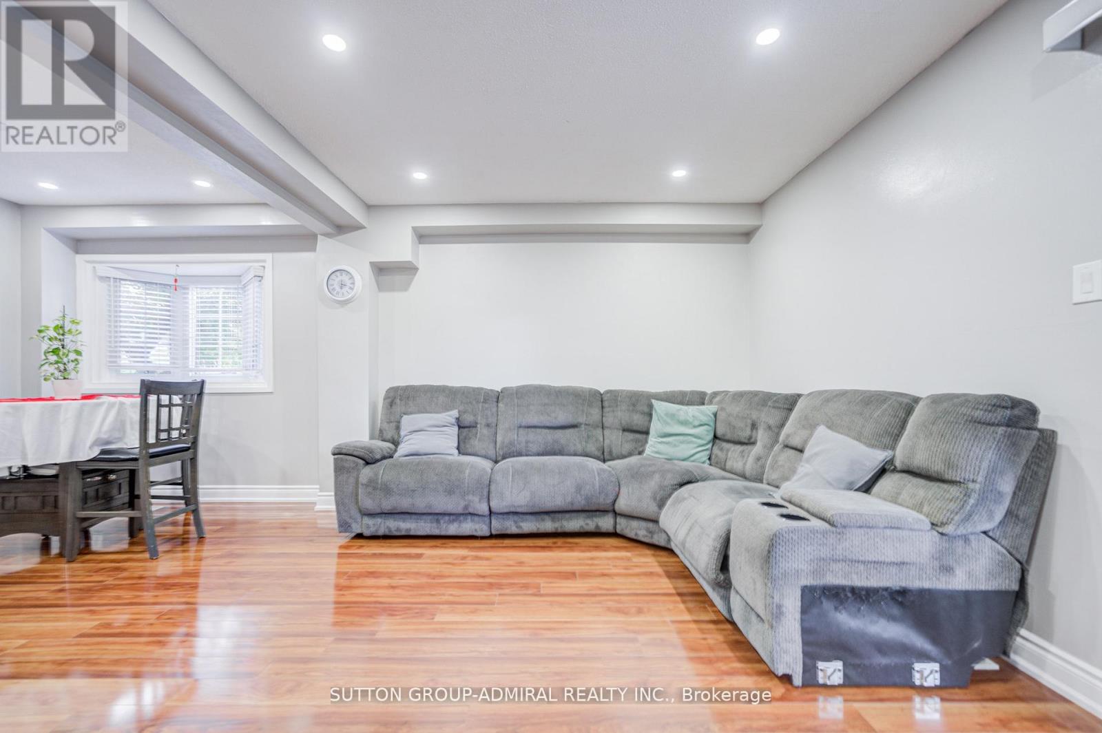 4 HILDA COURT - 19