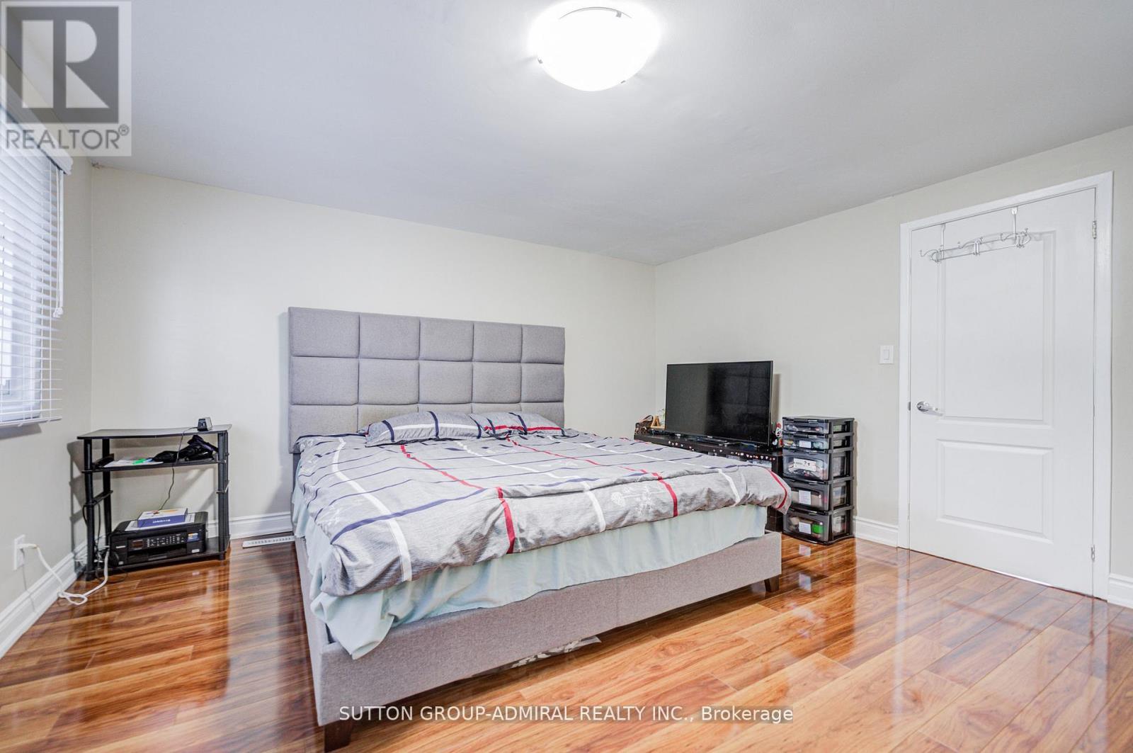 4 HILDA COURT - 28