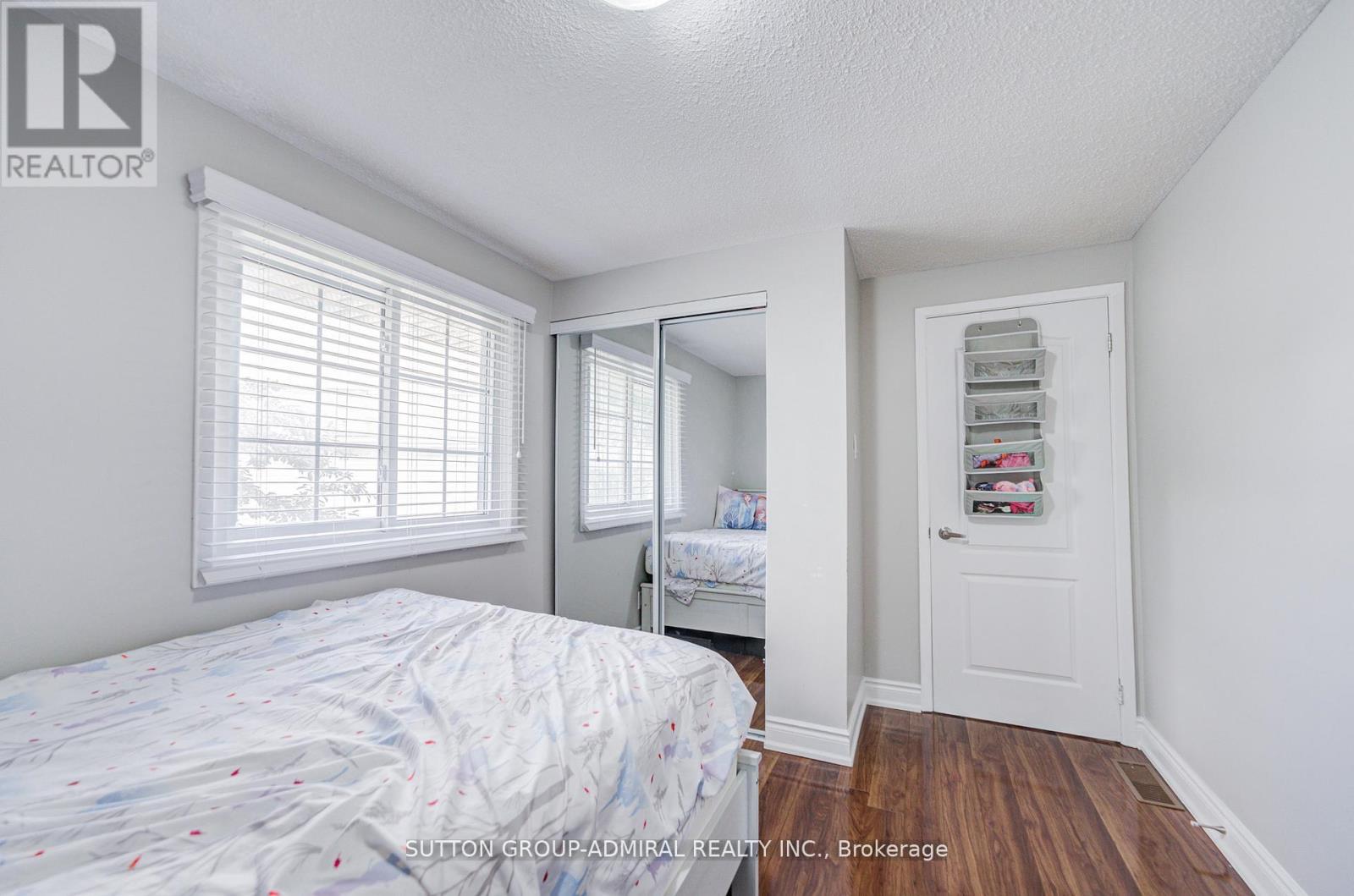 4 HILDA COURT - 33