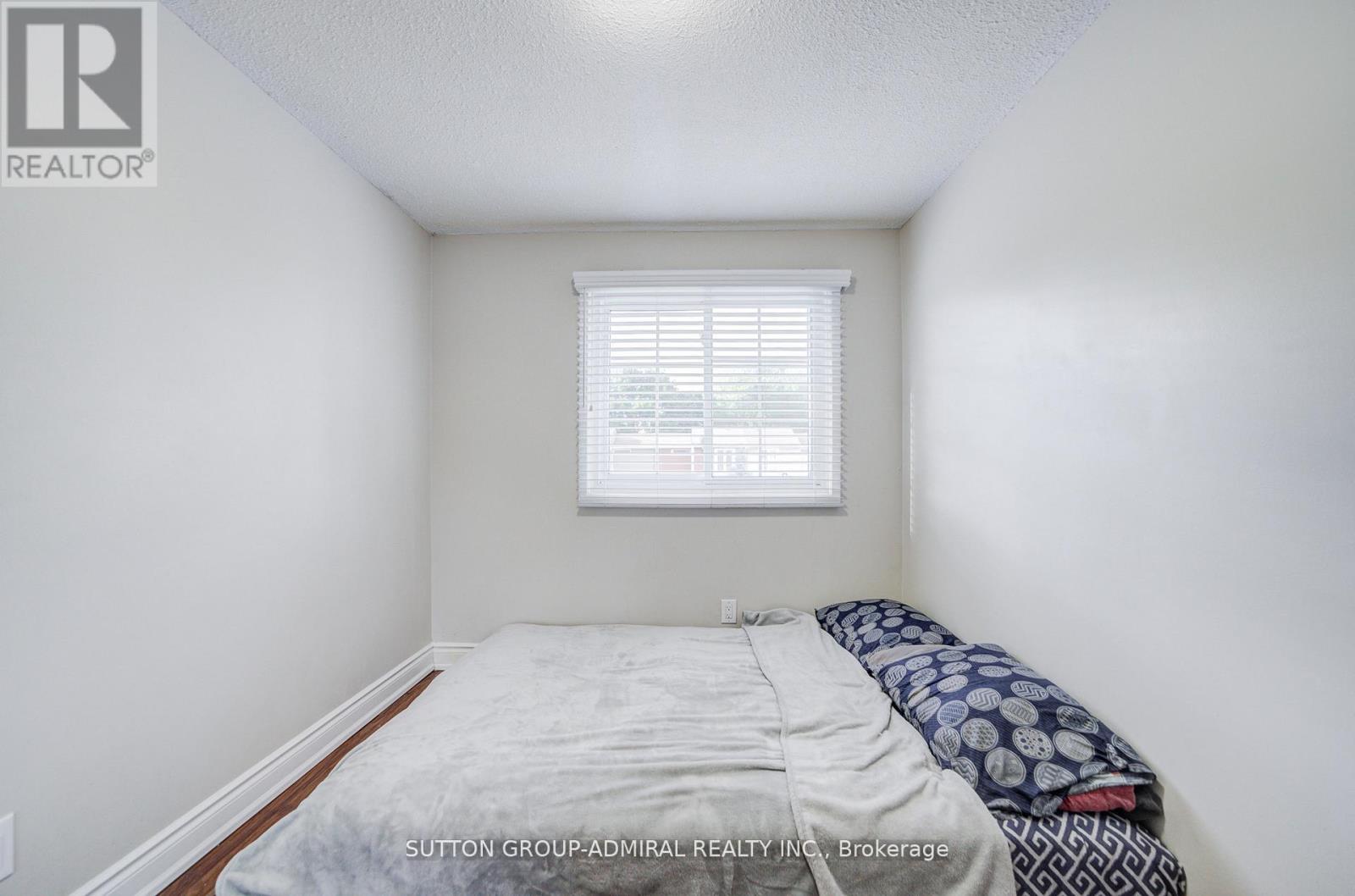 4 HILDA COURT - 34