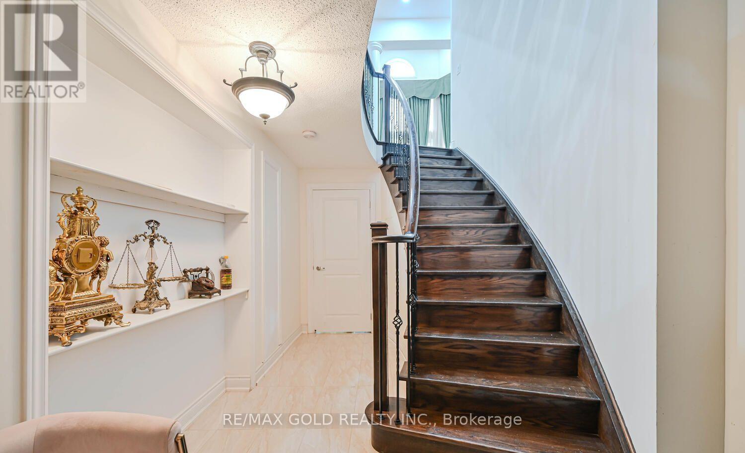 37 SCOTCHMERE CRESCENT - 32