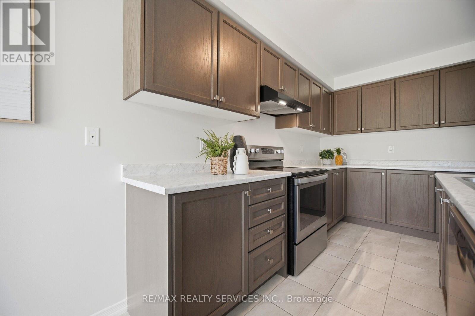 250 ESTHER CRESCENT - 13