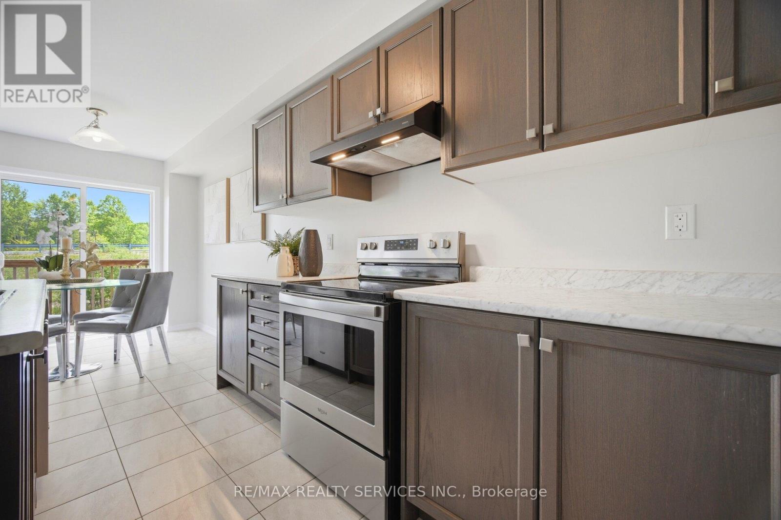 250 ESTHER CRESCENT - 15
