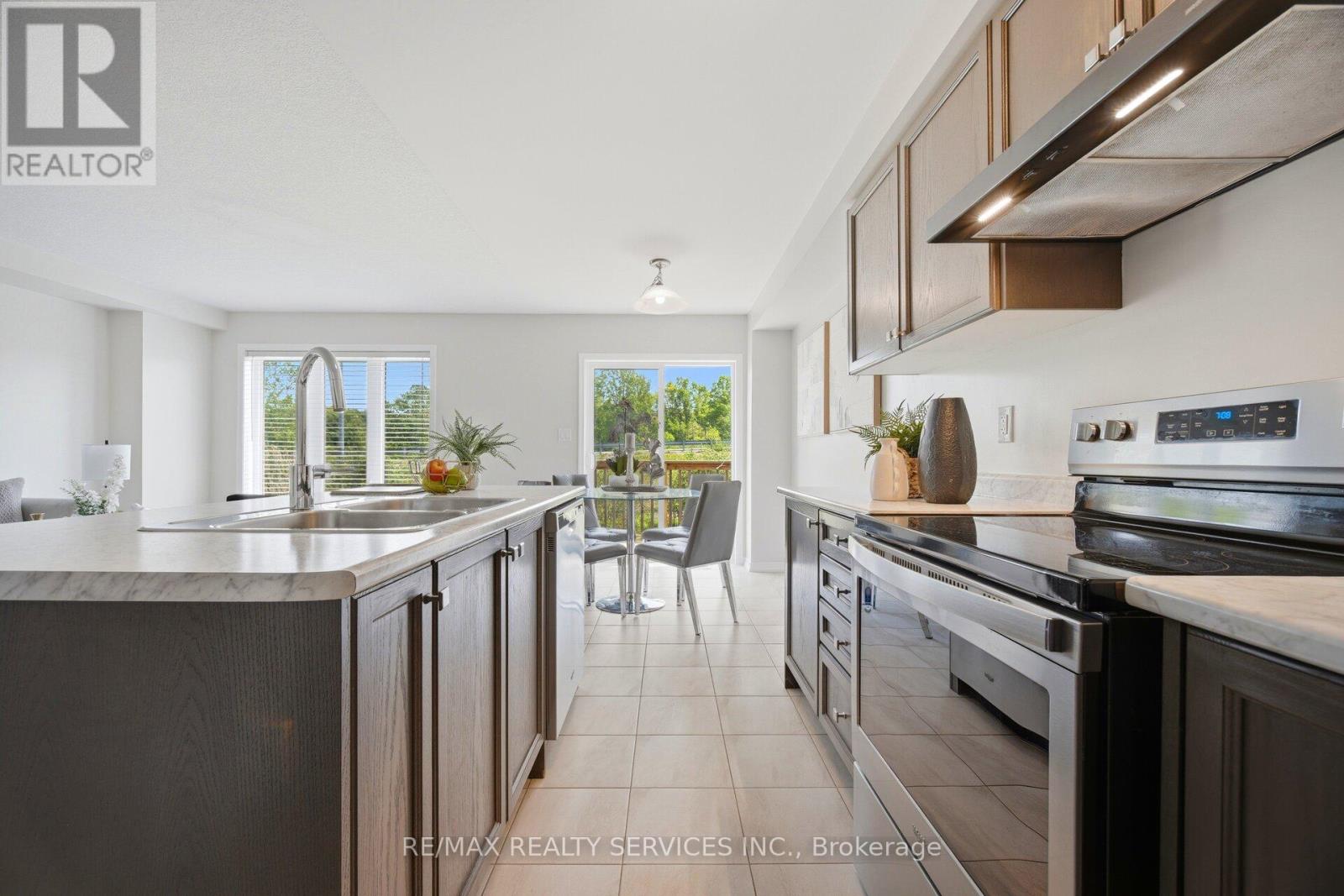 250 ESTHER CRESCENT - 17
