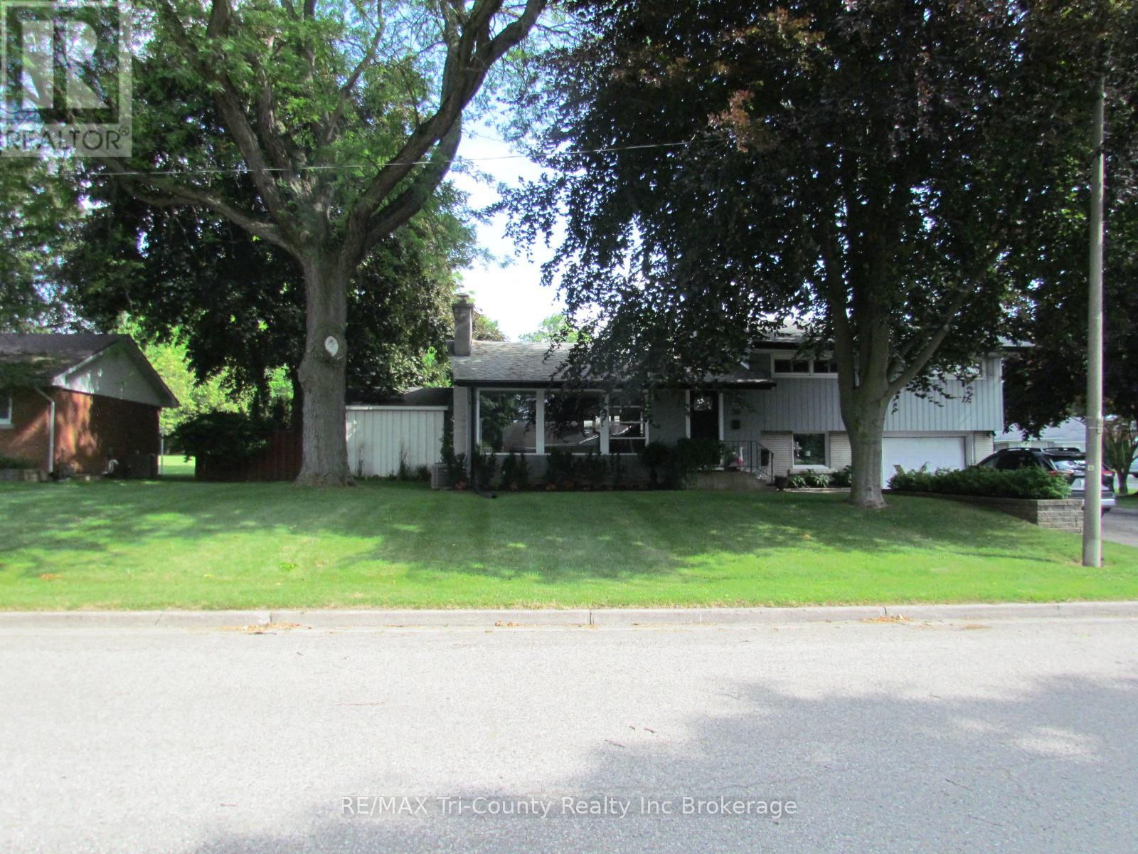 30 FAIRFIELD CRESCENT
