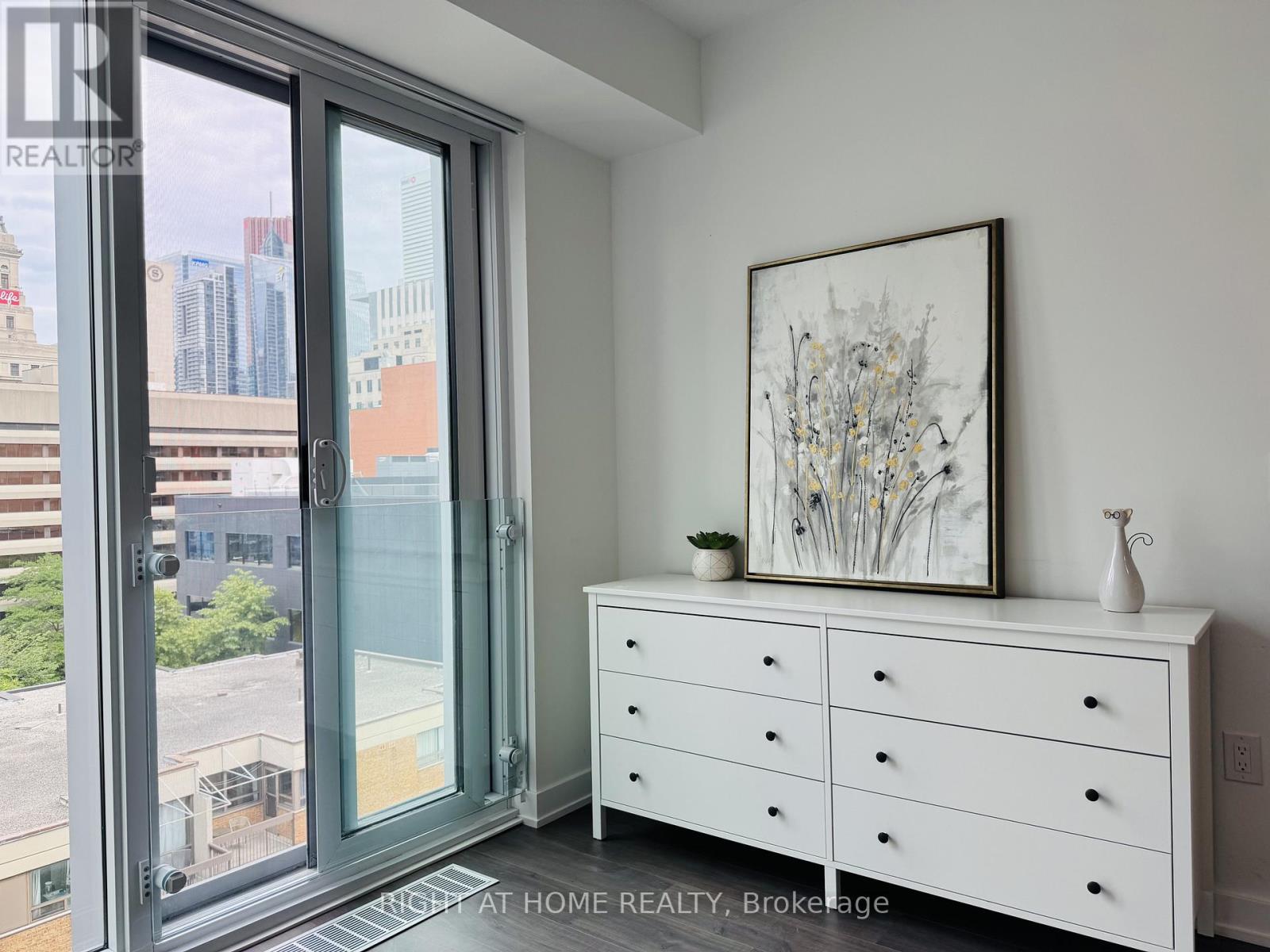 #1011 50 MCCAUL STREET - 4