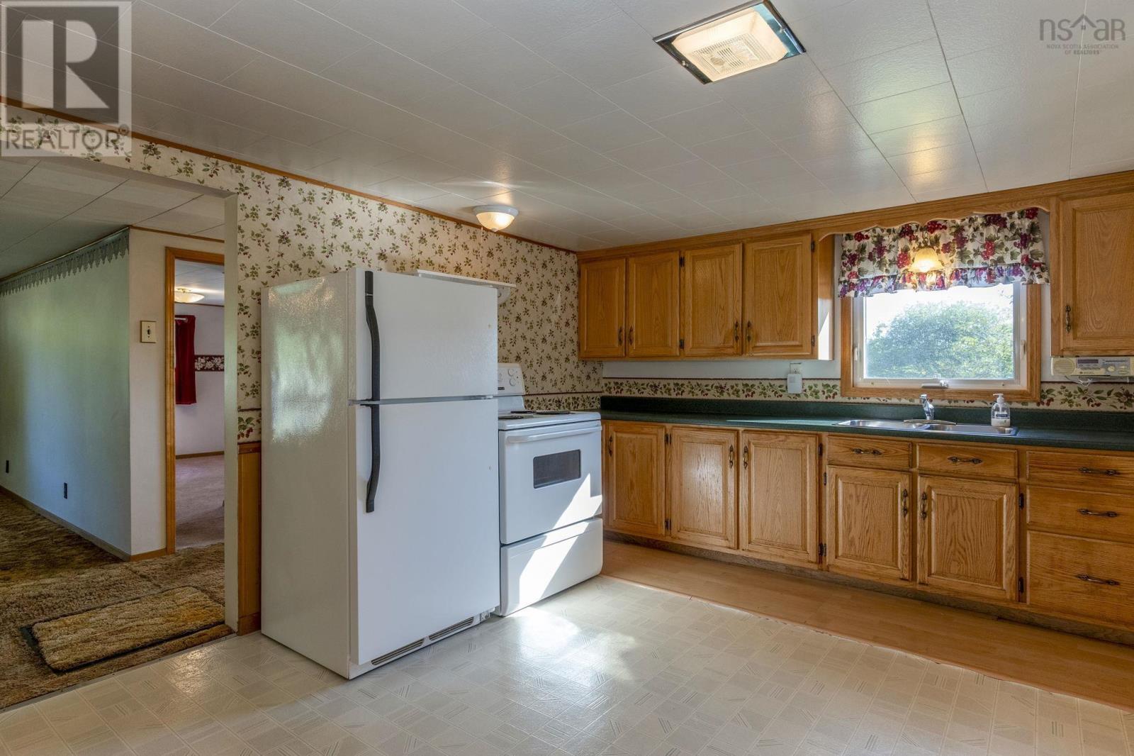 386 Greenland Road - 17