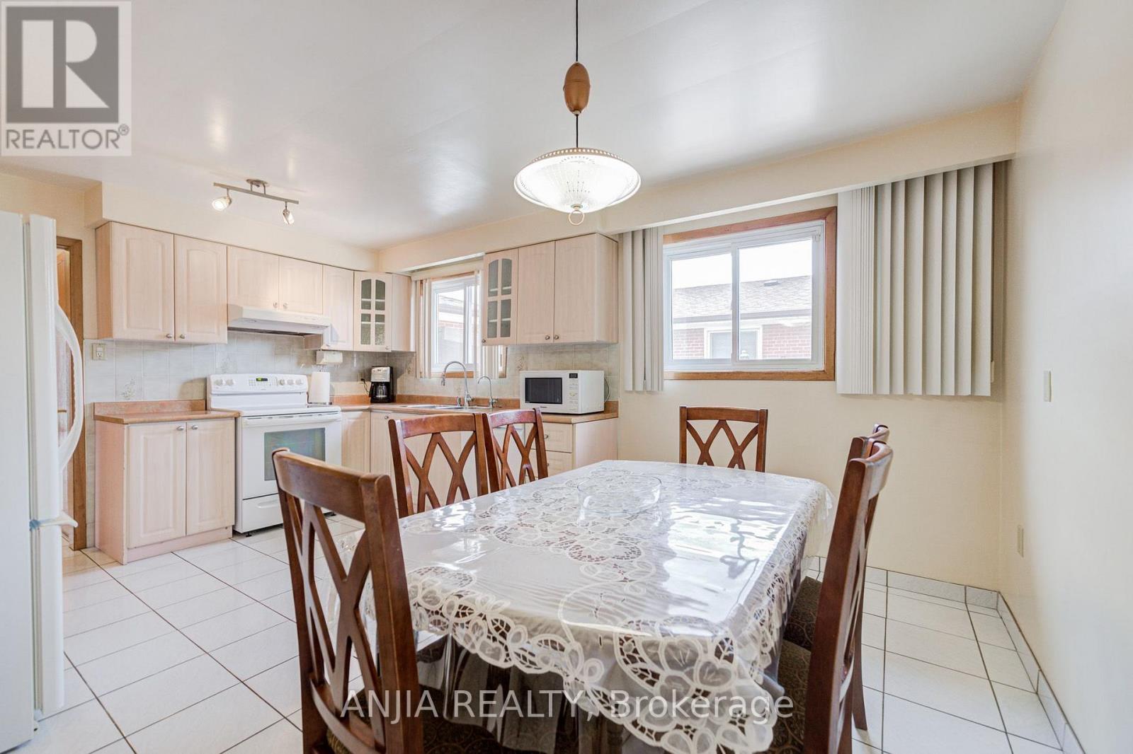 5 BRANTFORD DRIVE - 19