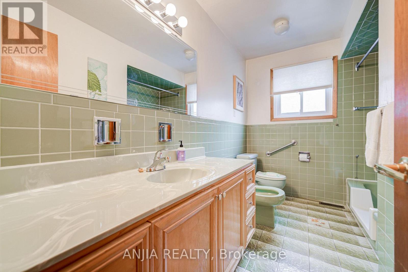 5 BRANTFORD DRIVE - 22