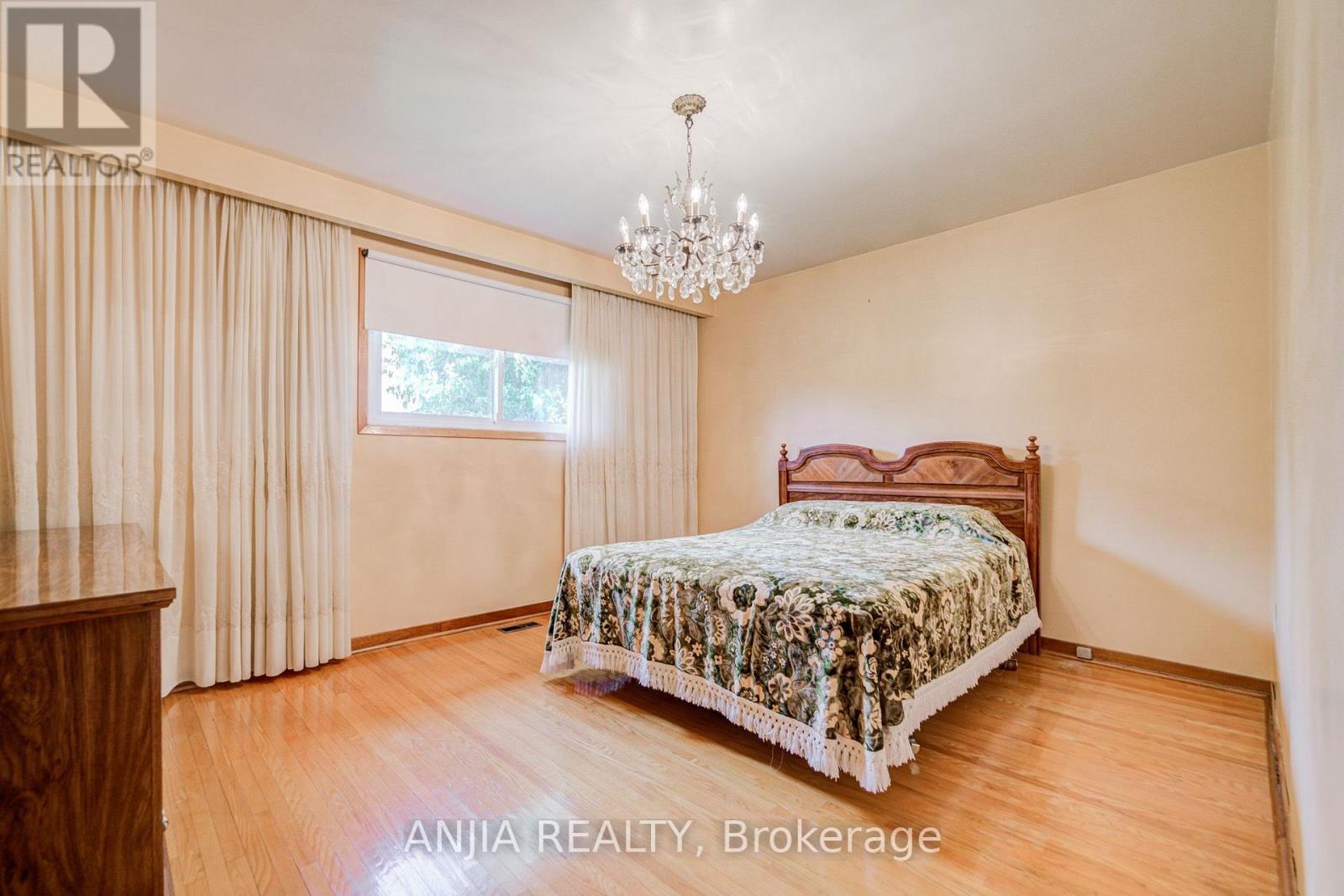 5 BRANTFORD DRIVE - 23