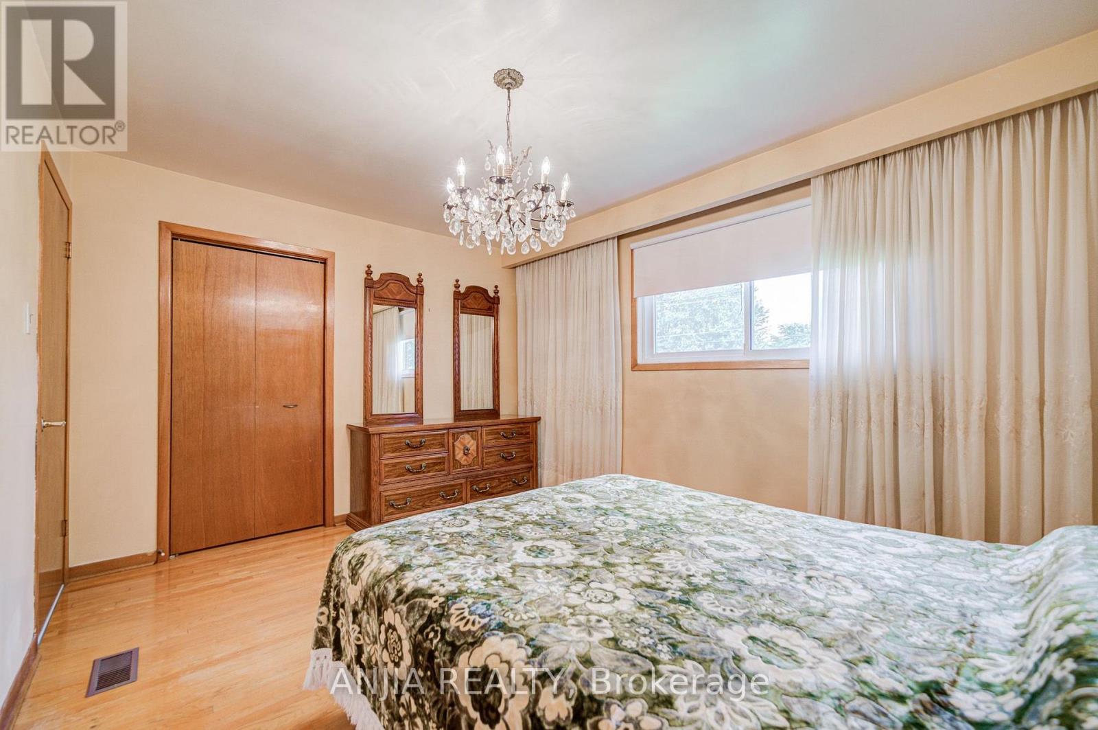 5 BRANTFORD DRIVE - 24