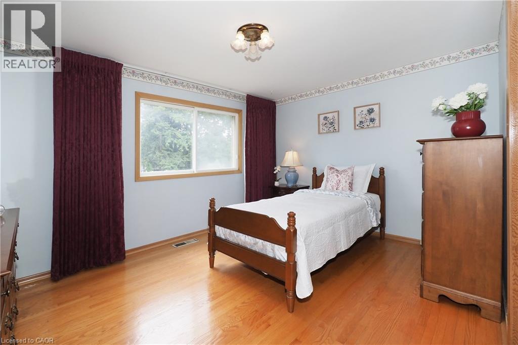 15 GILMOUR Crescent - 22
