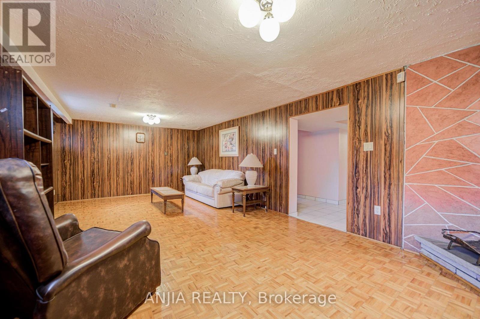 5 BRANTFORD DRIVE - 36