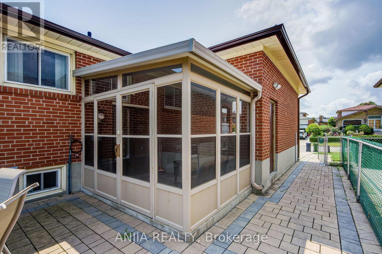 5 BRANTFORD DRIVE - 39