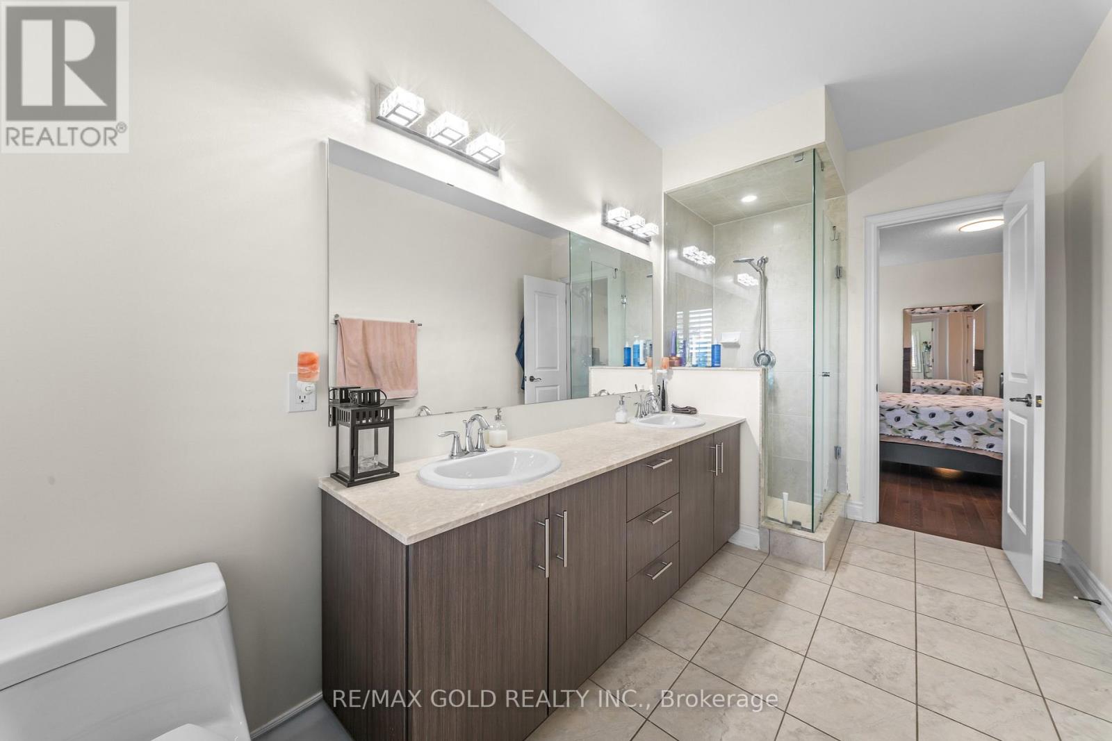 26 SPAIN CRESCENT - 23