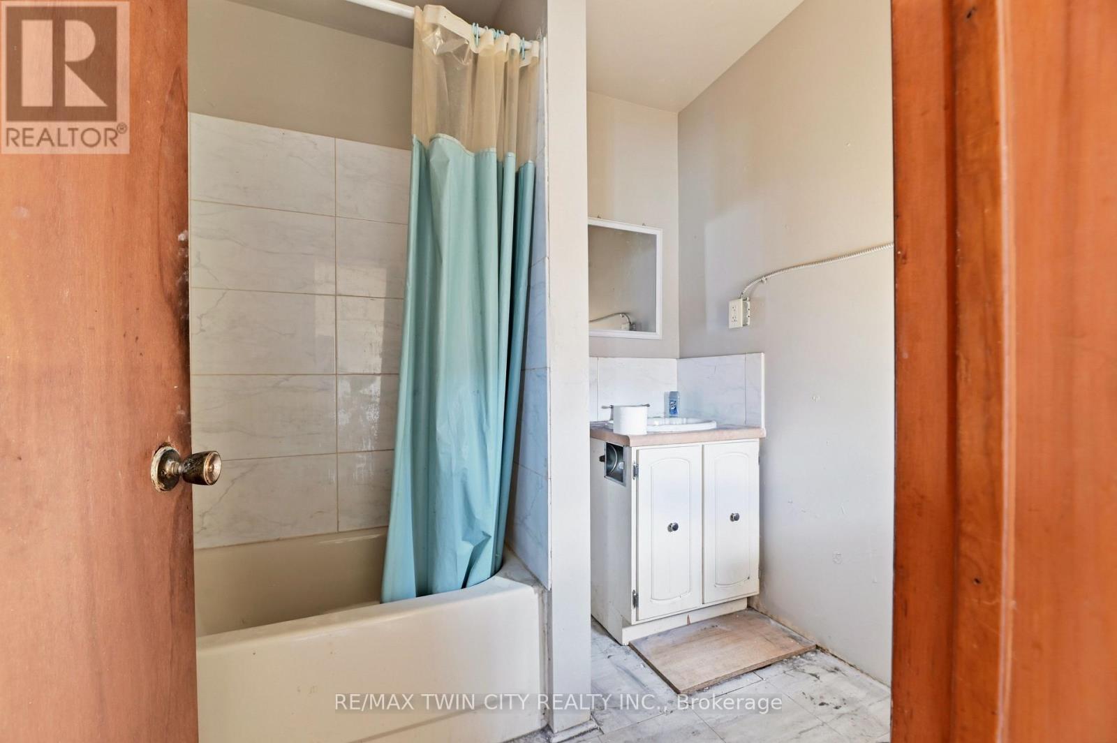 13 USHER STREET - Image 19