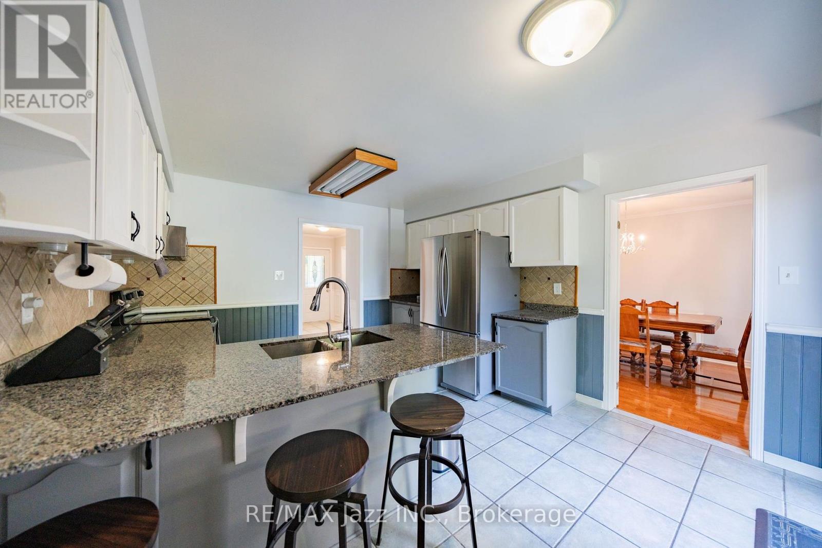110 FREELAND AVENUE E - 16