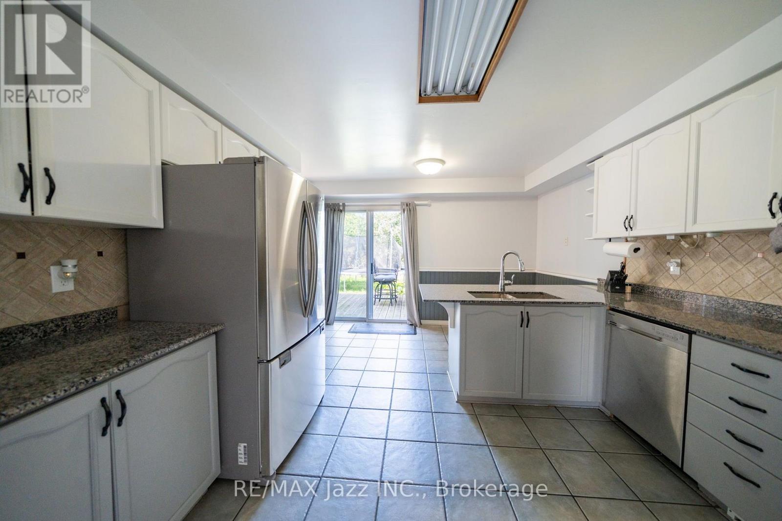 110 FREELAND AVENUE E - Image 21