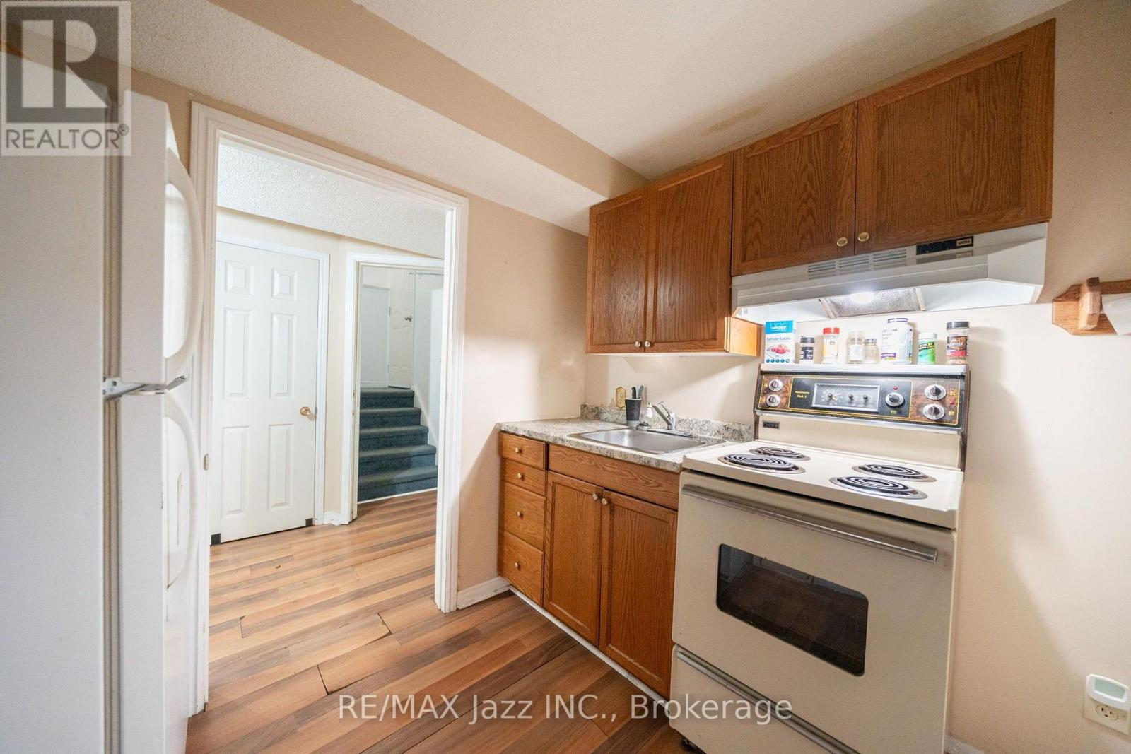 110 FREELAND AVENUE E - Image 34