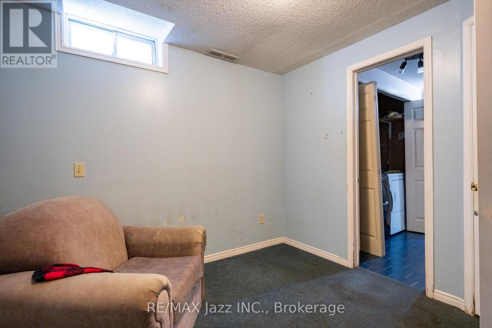 110 FREELAND AVENUE E - 38