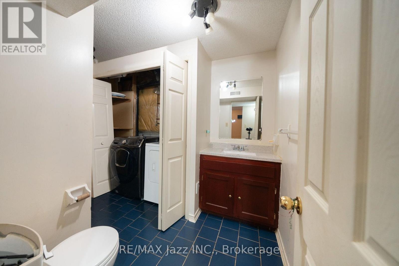 110 FREELAND AVENUE E - Image 37