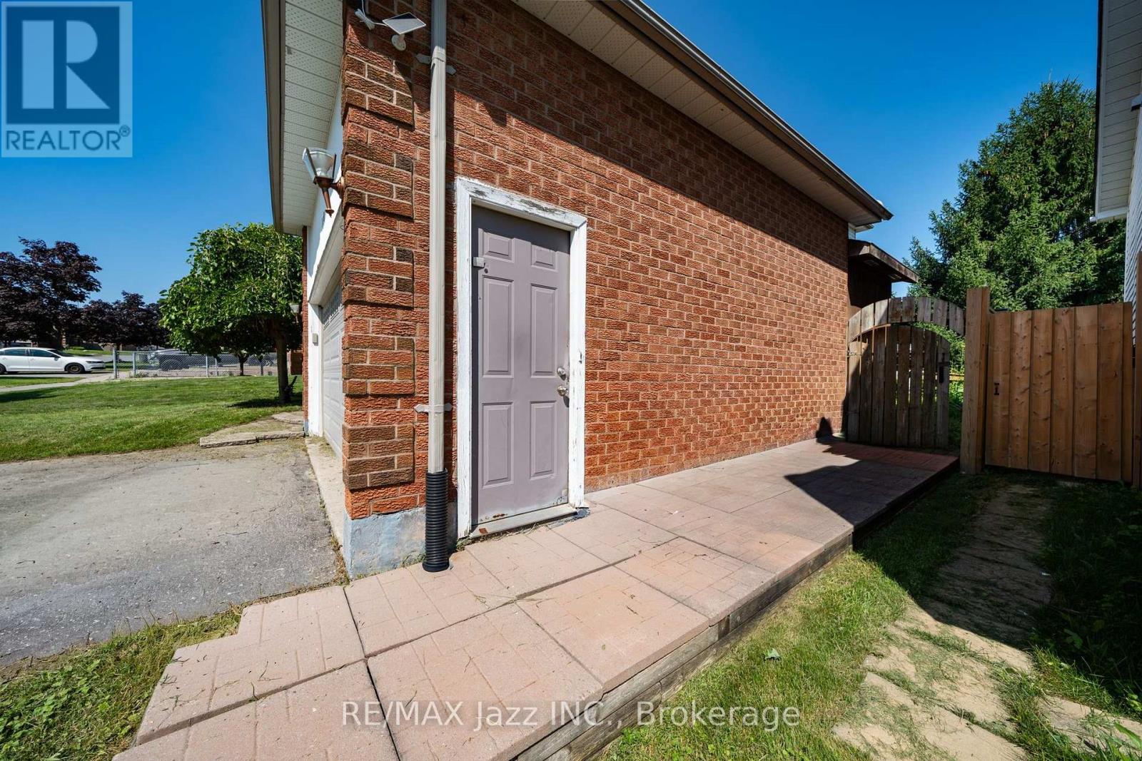 110 FREELAND AVENUE E - Image 5