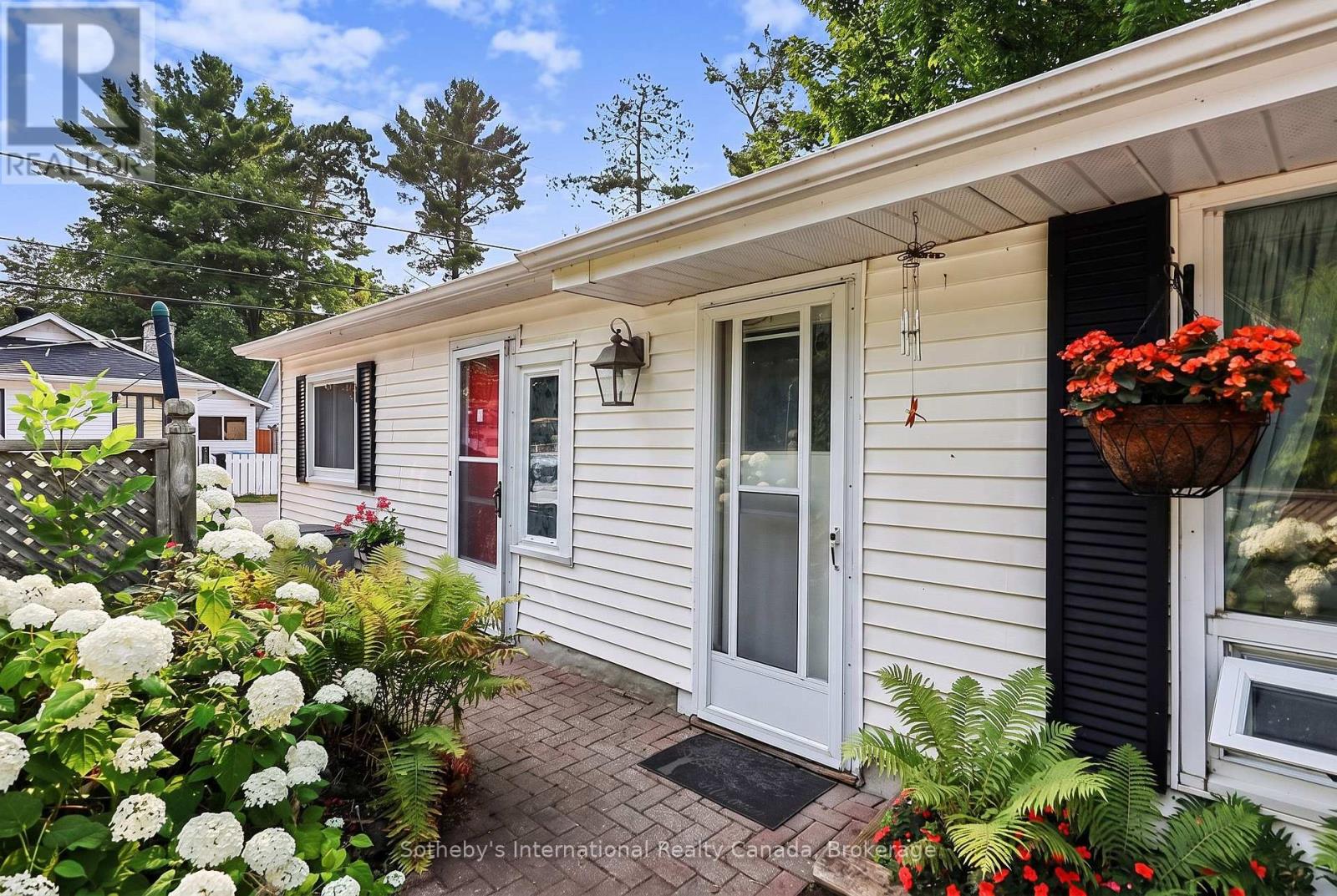 32 TINY BEACHES ROAD N - 1