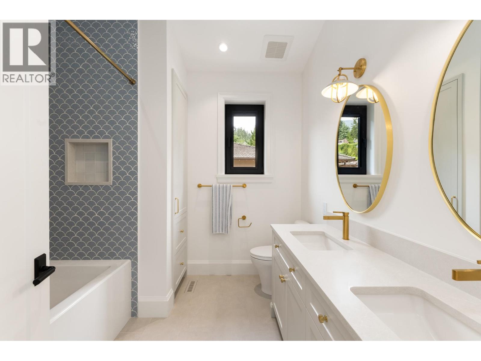 4597 WOODGREEN DRIVE, West Vancouver