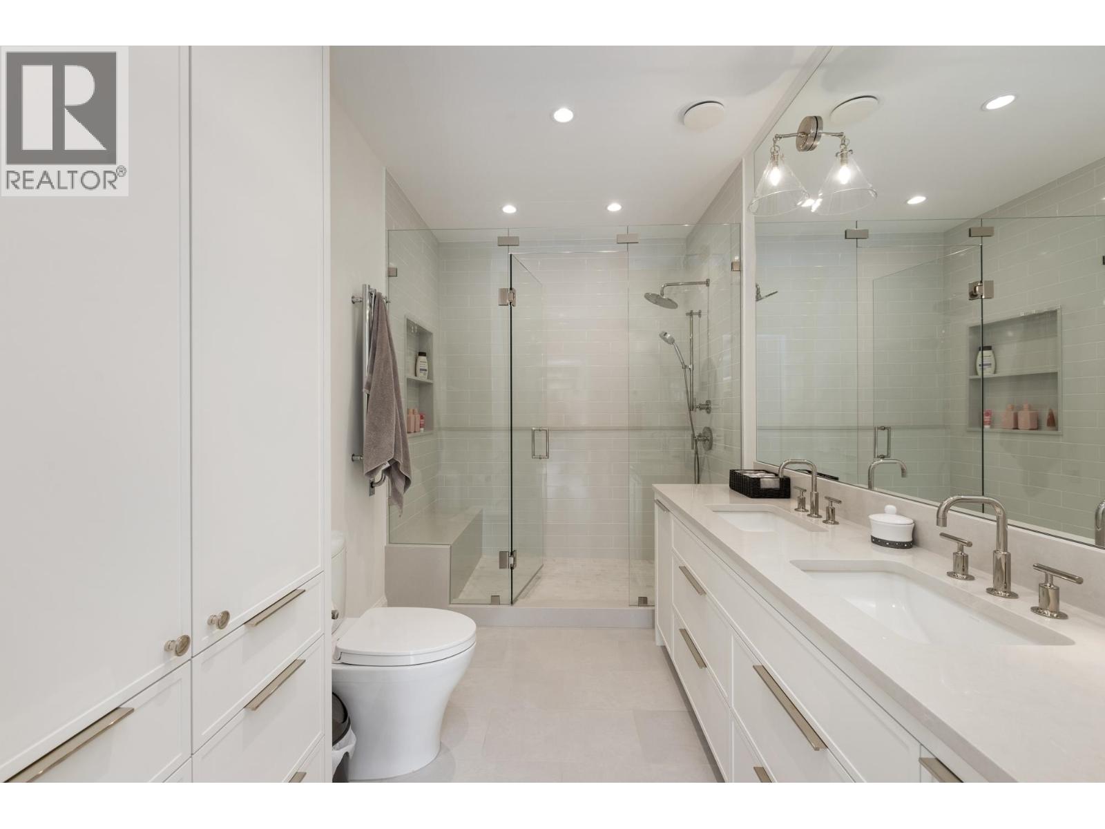 4597 WOODGREEN DRIVE, West Vancouver