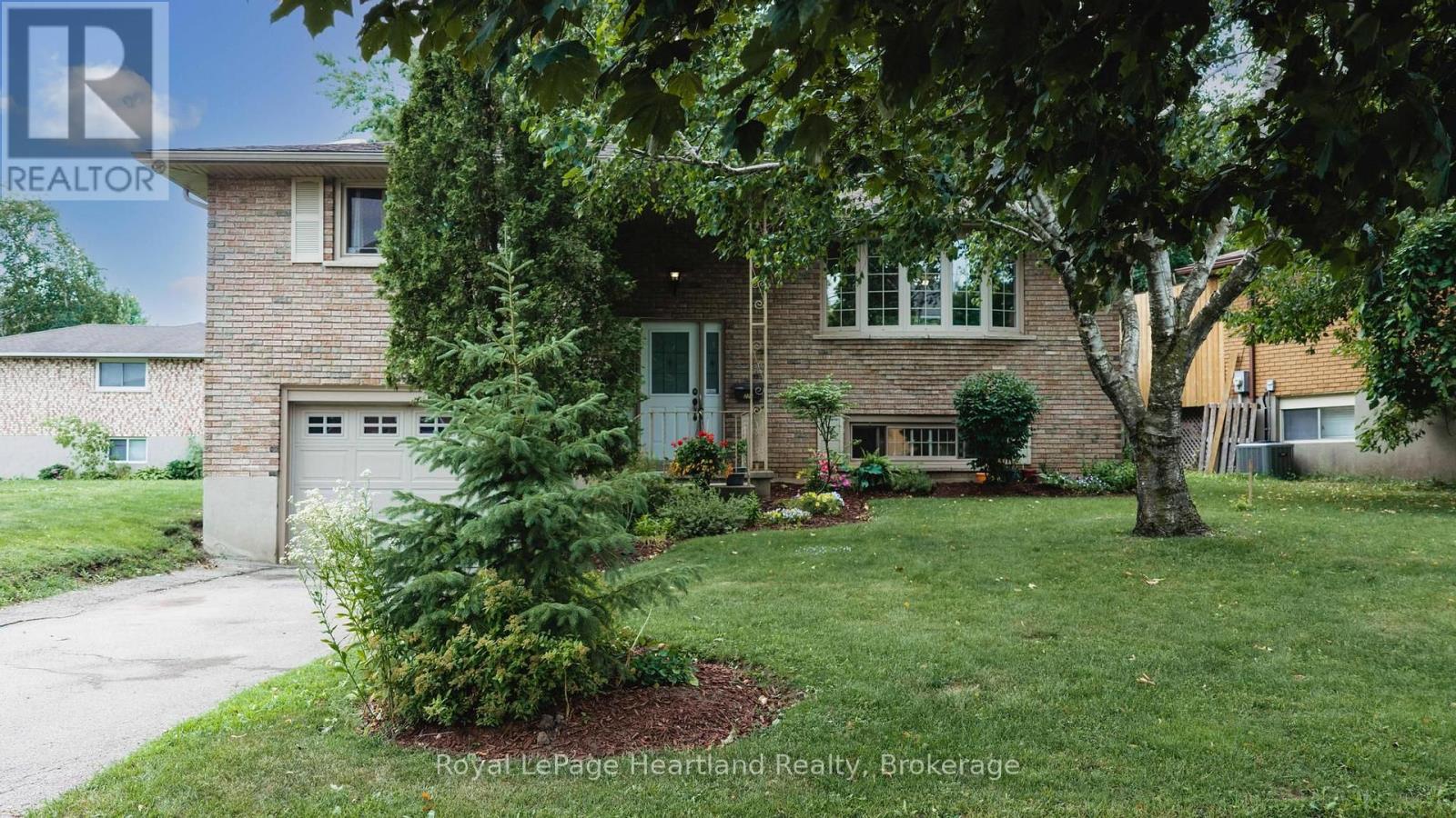 223 KEMP CRESCENT - 1