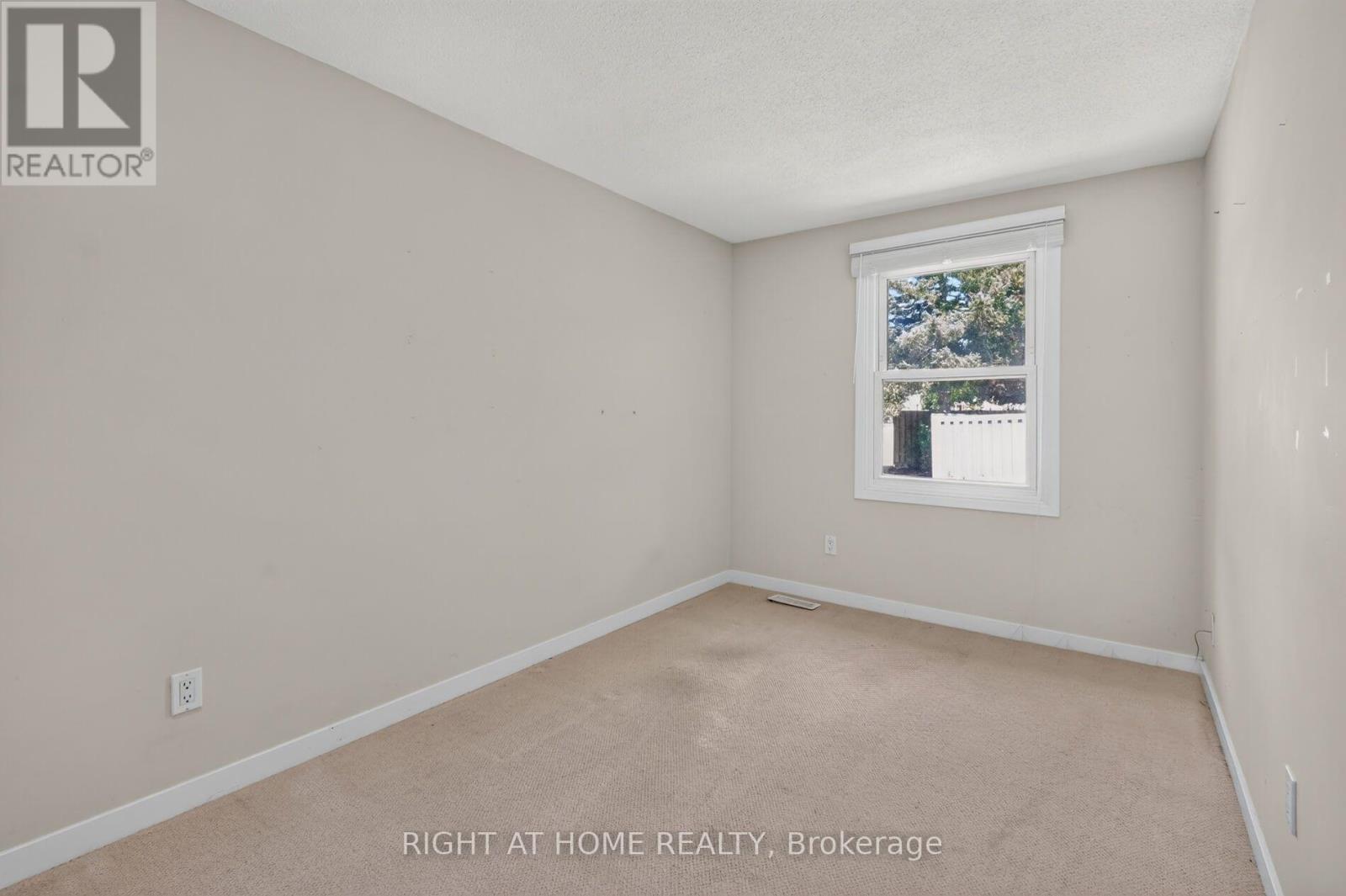 #11 215 GLAMIS ROAD - Image 14