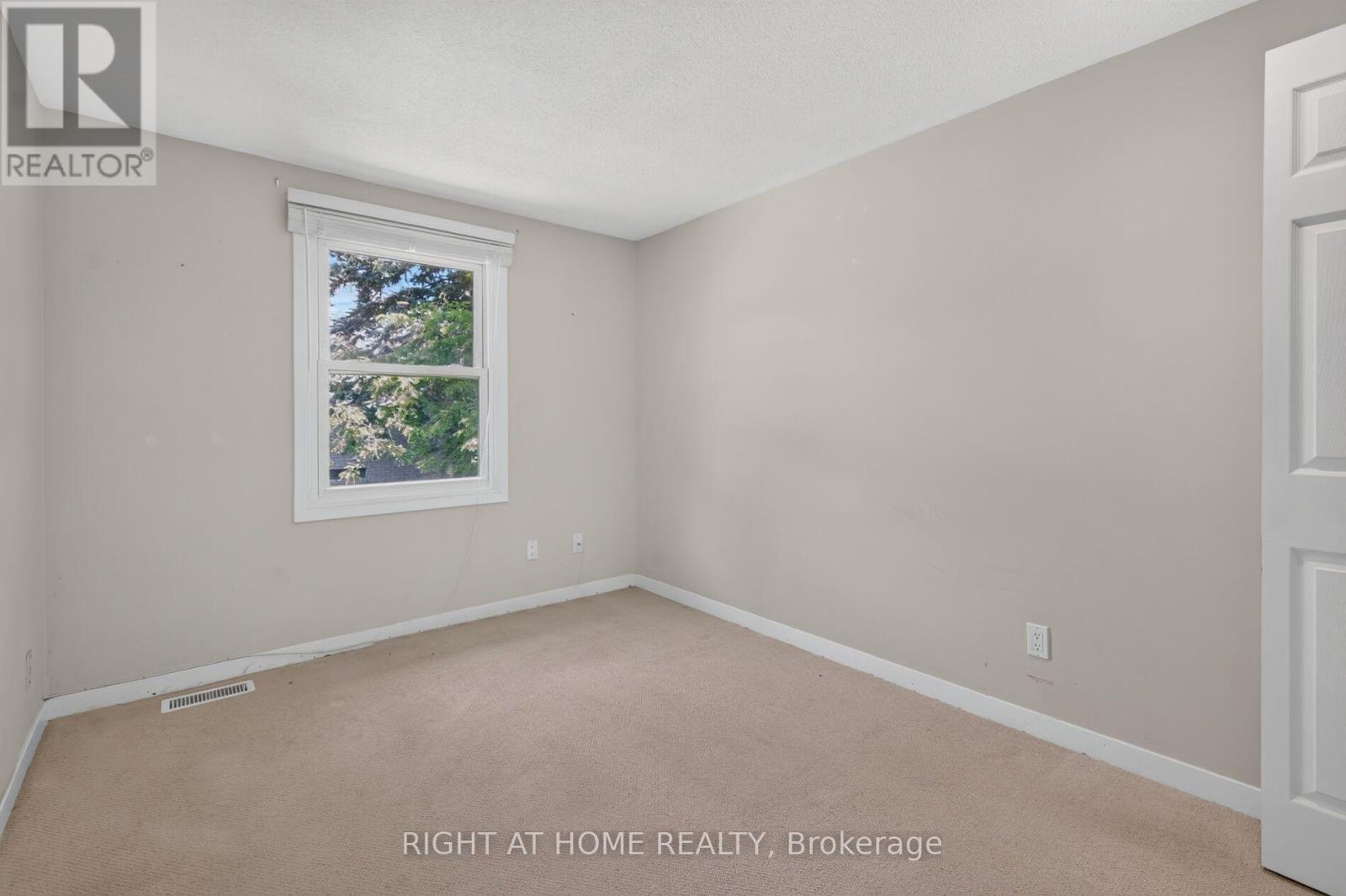 #11 215 GLAMIS ROAD - Image 16