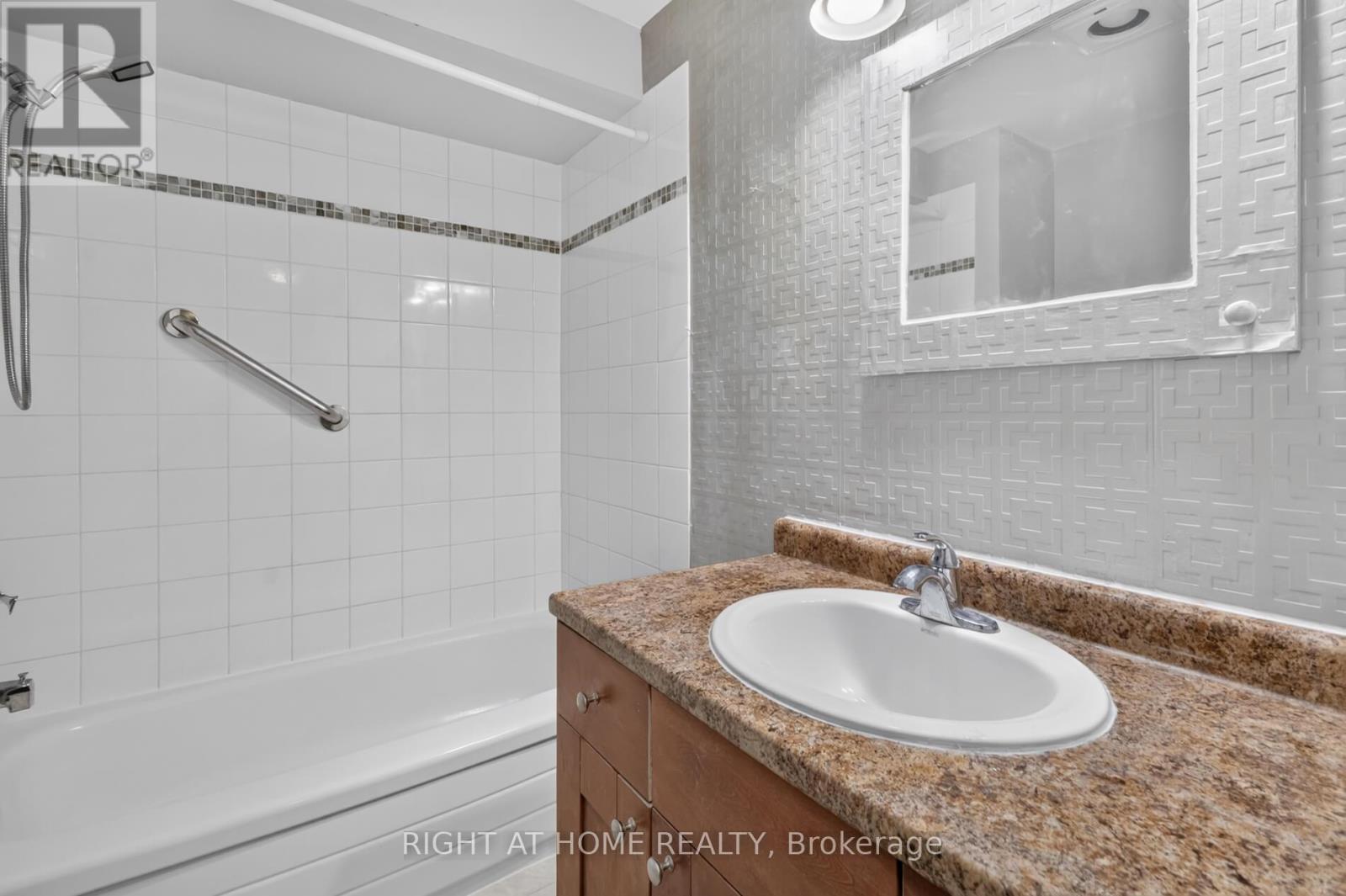 #11 215 GLAMIS ROAD - Image 18