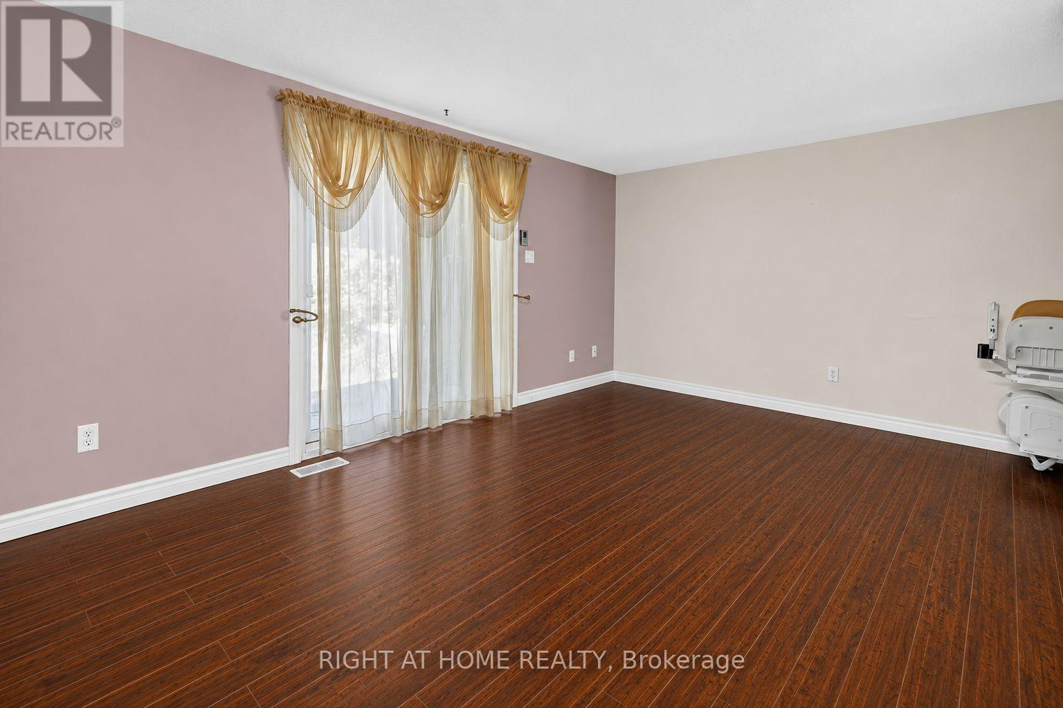 #11 215 GLAMIS ROAD - Image 12