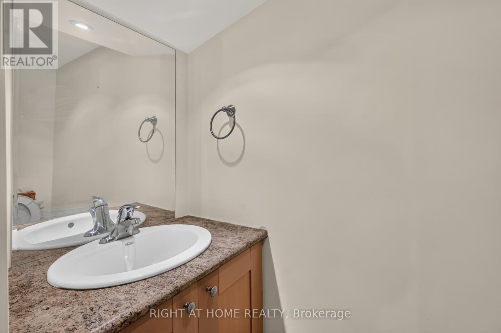 #11 215 GLAMIS ROAD - Image 24