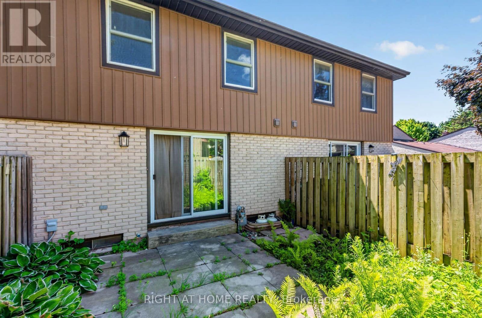 #11 215 GLAMIS ROAD - Image 29