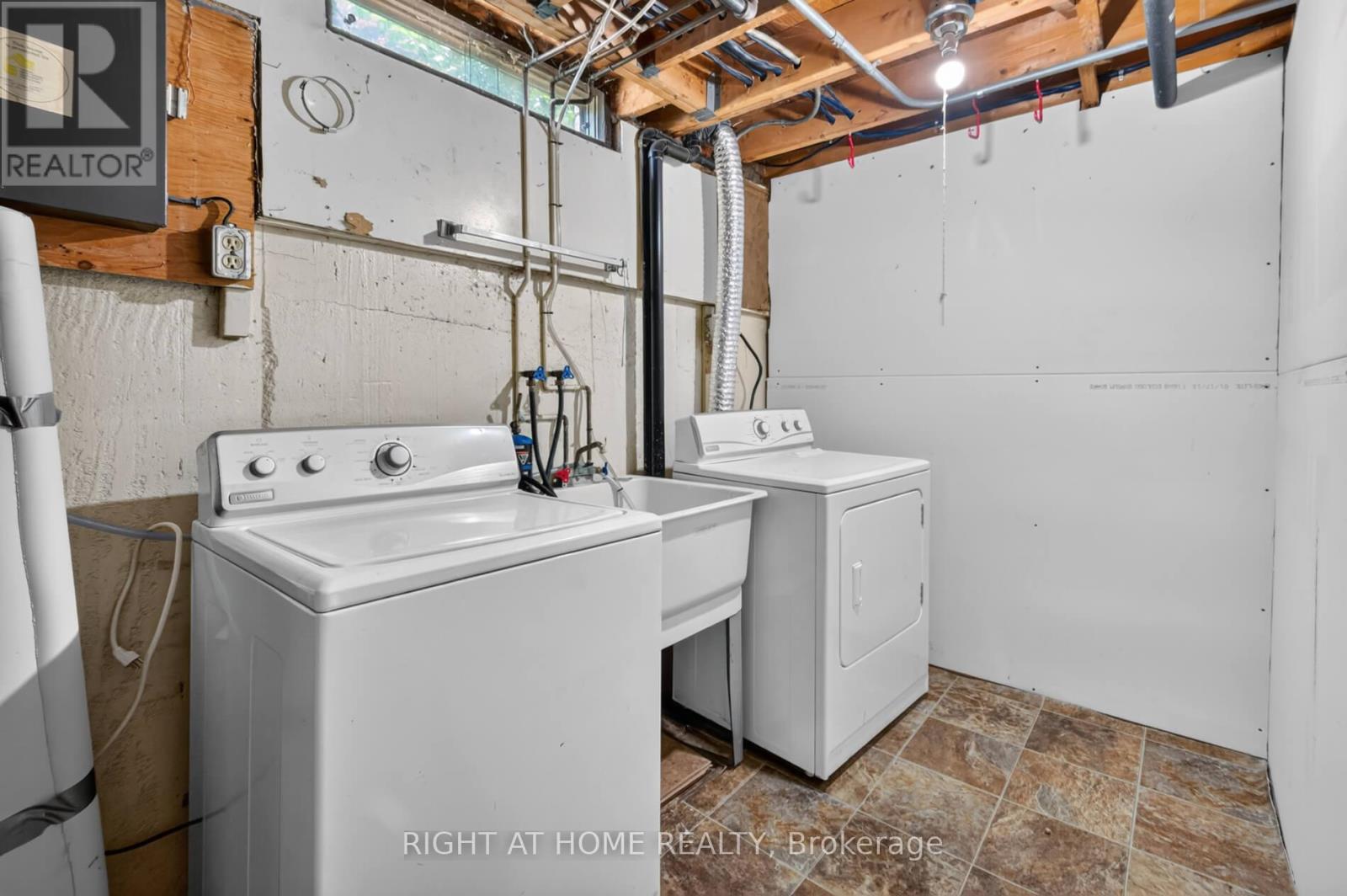#11 215 GLAMIS ROAD - Image 25