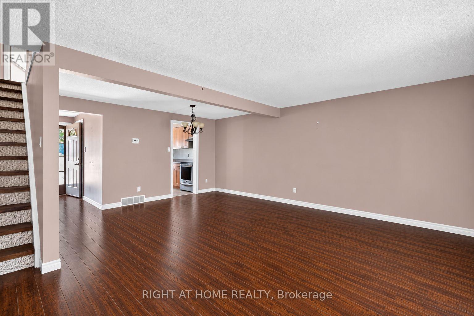#11 215 GLAMIS ROAD - Image 11